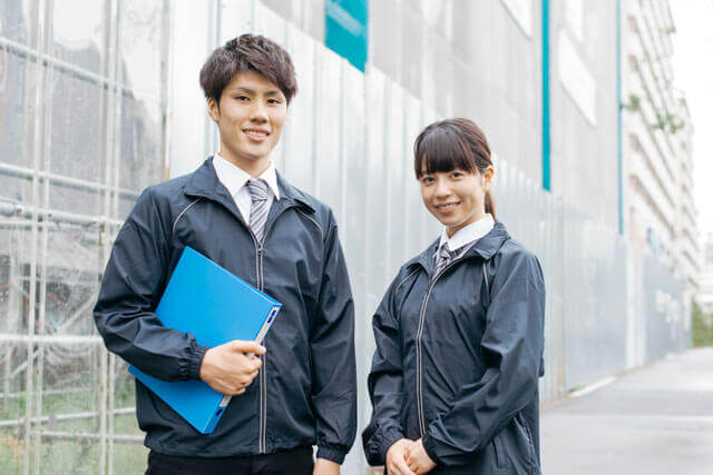 現場作業が終わった男女
